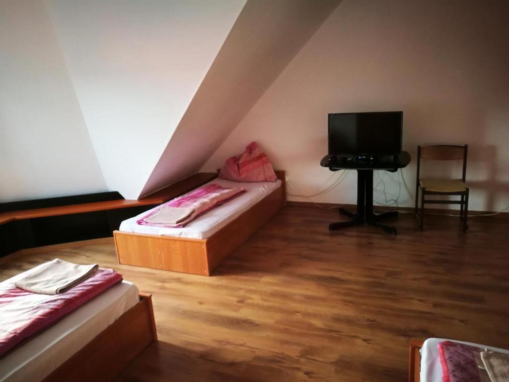 Peregrino Vendeghaz Hotel Budaors Luaran gambar